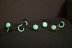 BIBS Colour Glow Schnuller 2er-Pack, BPA-frei. Leuchtet im Dunkeln, Kirschform Nippel. Naturkautschuk/Latex, Hergestellt in Dänemark. 18+ Monate (2er Pack), Sage NIGHT/Cloud NIGHT