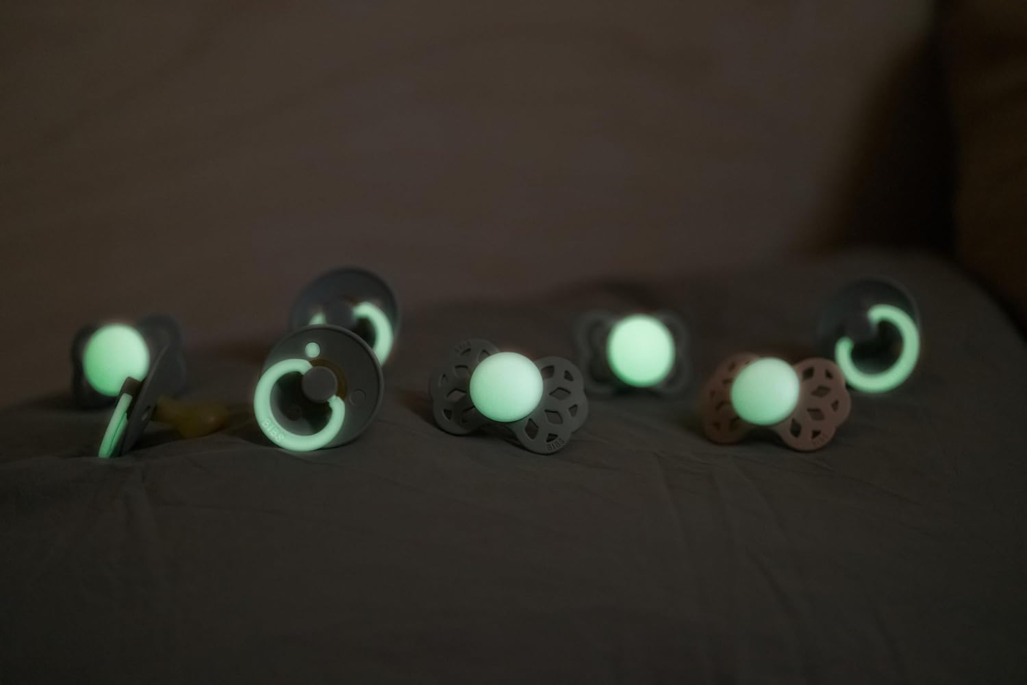 BIBS Colour Glow Schnuller 2er-Pack, BPA-frei. Leuchtet im Dunkeln, Kirschform Nippel. Naturkautschuk/Latex, Hergestellt in Dänemark. 18+ Monate (2er Pack), Sage NIGHT/Cloud NIGHT