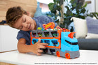 Hot Wheels - 2:1 Autorennbahn zu Transporter, inkl. 3 Spielzeugautos, mit Doppelstarter, Auslösefunktion und Weiche, Platz für 20 Autos, Spielzeug ab 4 Jahre