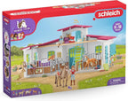 Schleich Horse Club | Reiterhof 42567 | Pferdestall mit Hannah, Lisa, 3 Pferden, Pferdeboxen und viel Zubehör | Geschenk für Mädchen & Jungen | Kinder Pferde Spielzeug ab 5 Jahren Set aus 115 Teilen