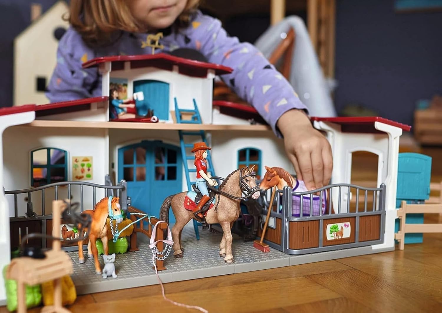 Schleich Horse Club | Reiterhof 42567 | Pferdestall mit Hannah, Lisa, 3 Pferden, Pferdeboxen und viel Zubehör | Geschenk für Mädchen & Jungen | Kinder Pferde Spielzeug ab 5 Jahren Set aus 115 Teilen